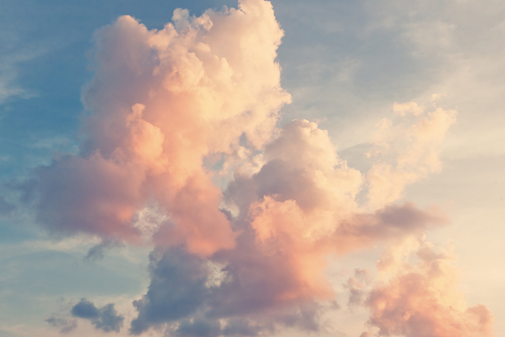 Warm angeleuchtete Wolken an sonnigem Tag