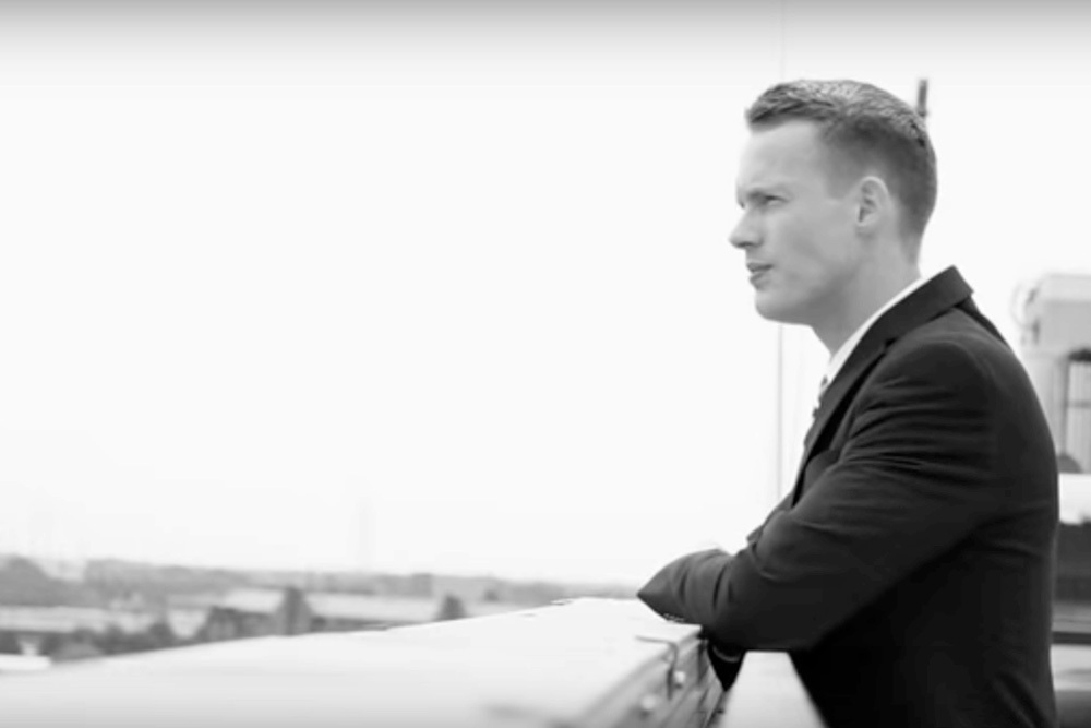 Malte Fischer schaut über Landschaft Schwarzweiß-Fotografie