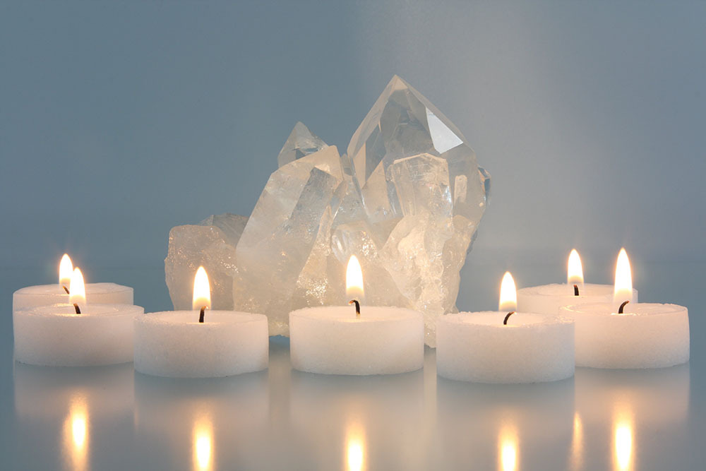 Diamant liegt auf schwarzem Stein