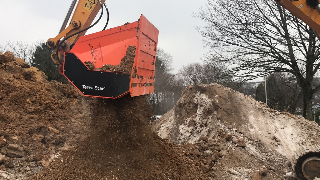 Terra-Star® Schaufelseparator bei der Bodenaufbereitung auf der Baustelle