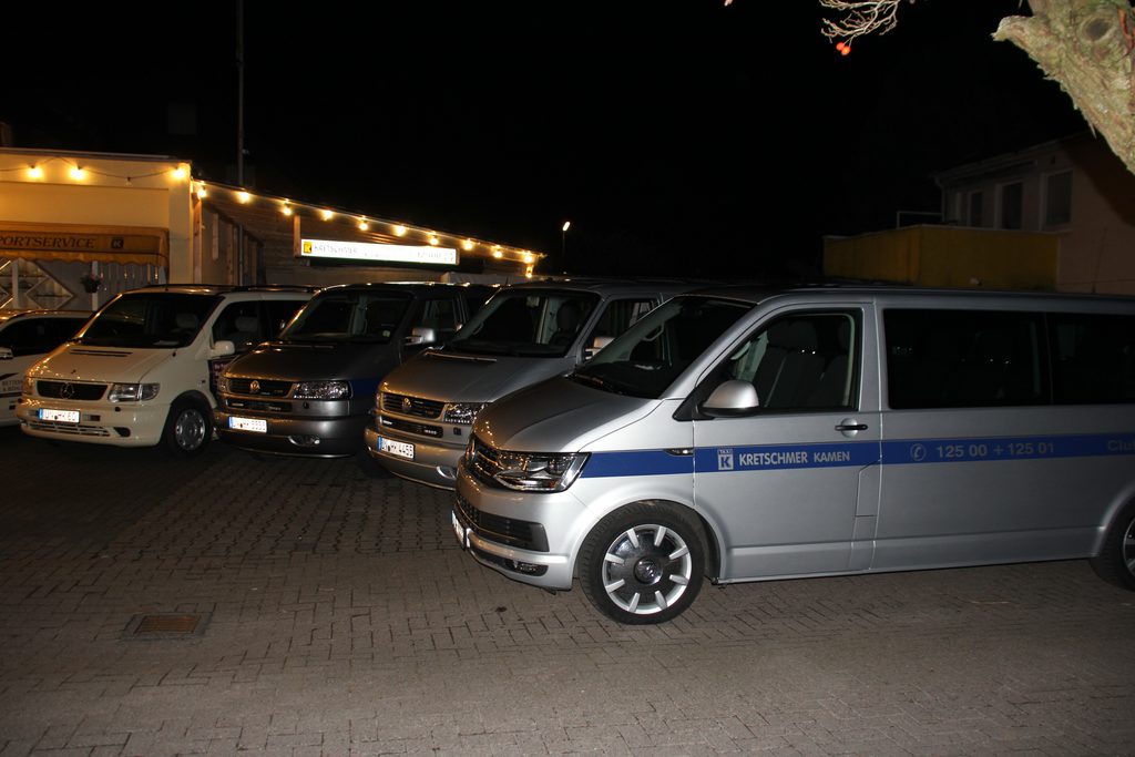 Großraumtaxis im Dunkeln