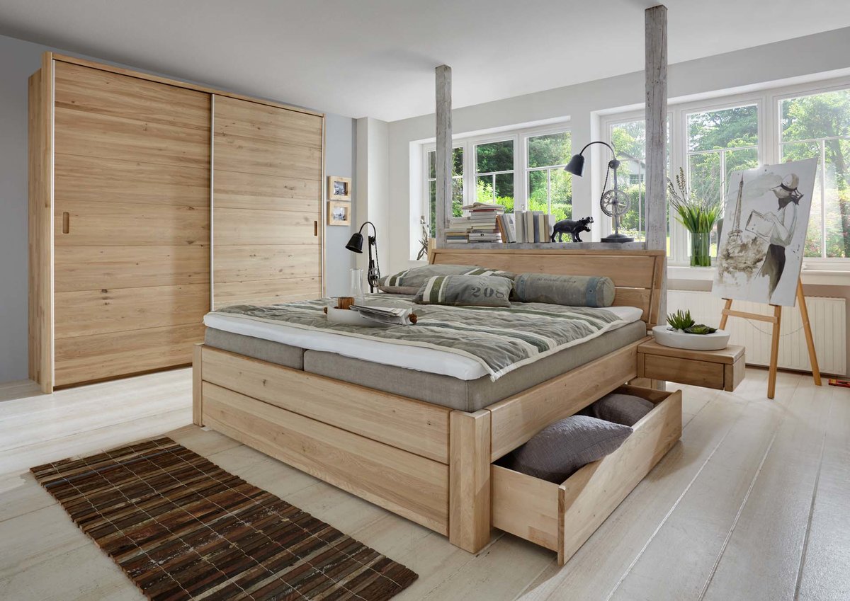 Bett mit Bettvorhang und Regale im … – Bild kaufen – 12470156 ❘ living4media