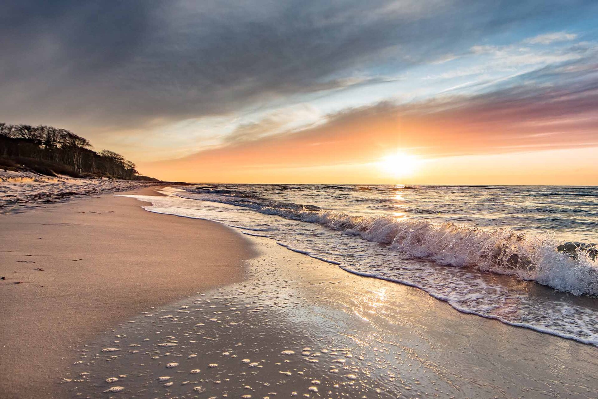 Ansammlung von brennennden Kerzen vor warmen Hintergrund