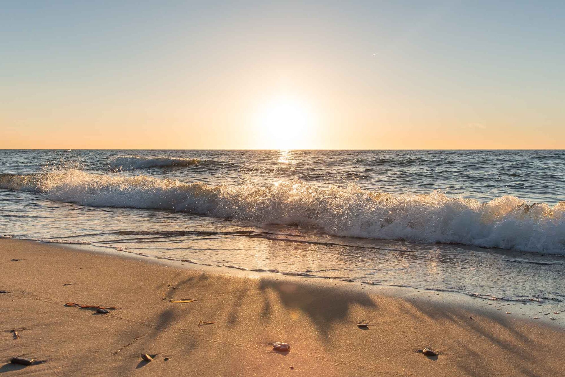 Diamant wird mit Zange angehoben