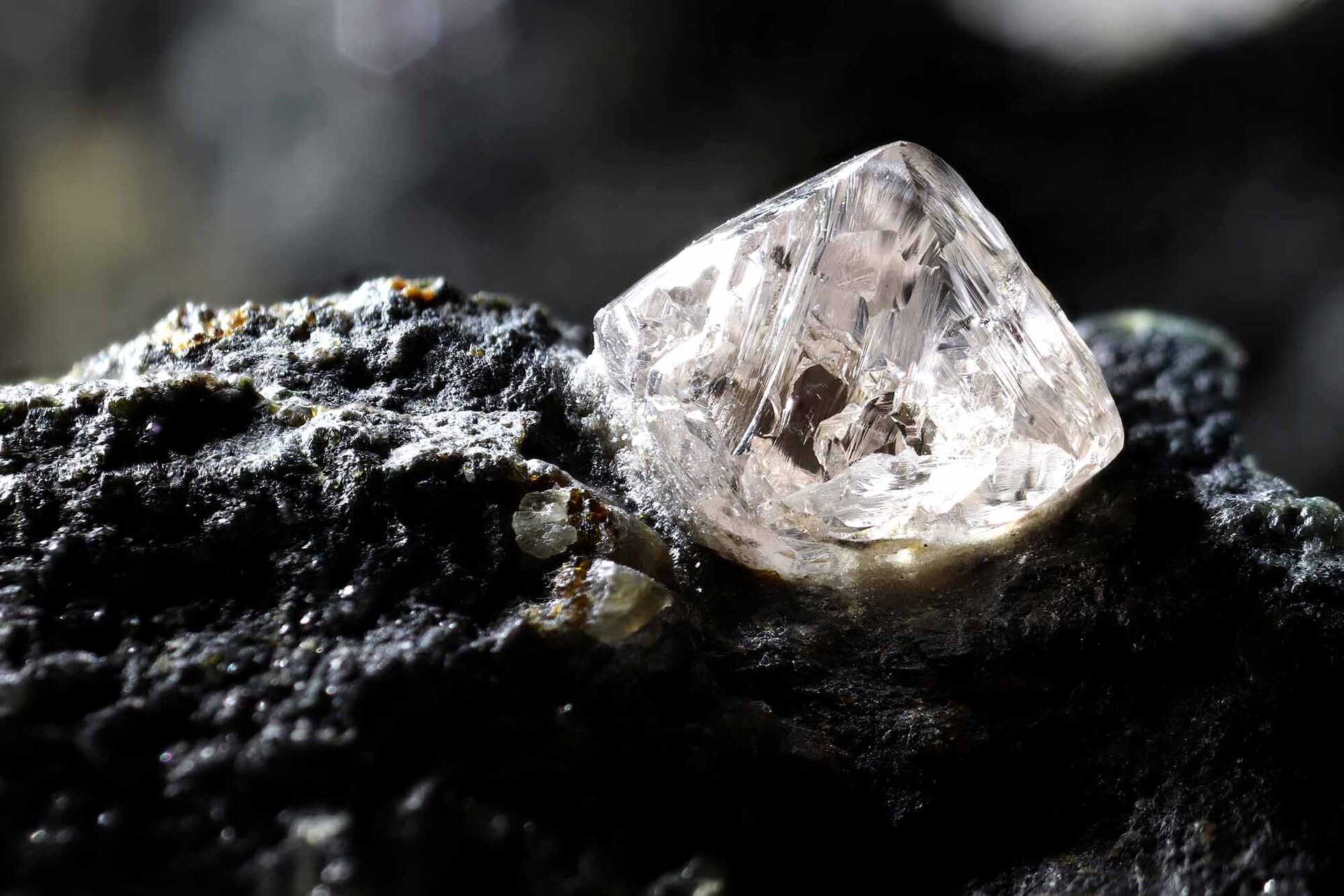 Diamant wird mit Zange angehoben