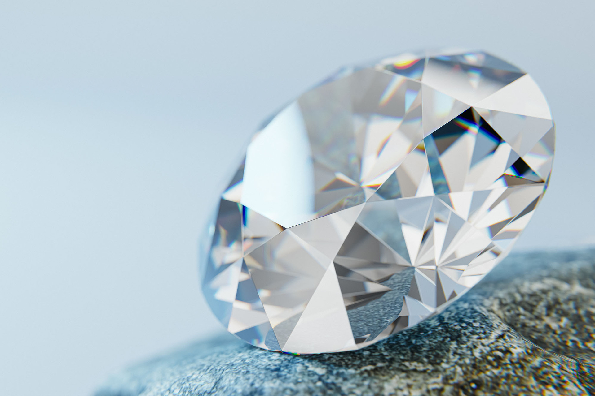 Diamant liegt auf schwarzem Stein