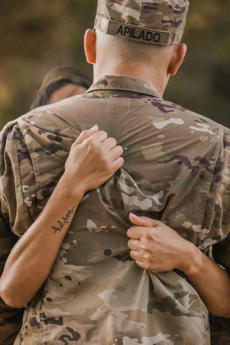 Apilado military couples photo