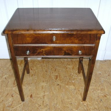 Nähtisch aufgearbeitet