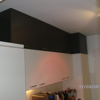 zusätzliche Oberschränke auf vorhandene Küche gebaut