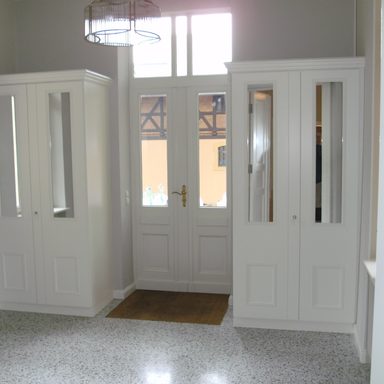 Garderobenschränke umgebaut, ergänzt, lackiert