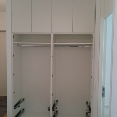 Garderobenschrank Aufbau beim Kunden.
