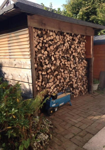 Brennholz gestapelt im Schuppen