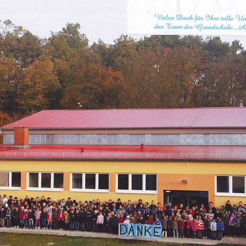 Hennickendorfer Stienitzsee - Schule bedankt sich für die neuen Bänke in den Turnhallenumkleiden