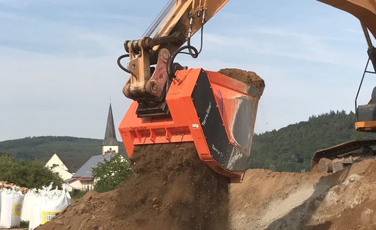 Terra-Star® Schaufelseparator bei der Bodenaufbereitung auf der Baustelle