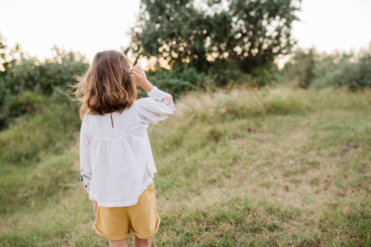 Ein junges Kind steht auf einem Feld mit dem Rücken zum Betrachter. Als Fachanwältin für Familienrecht liegt mir das Wohlergehen der Kinder besonders am Herzen.
