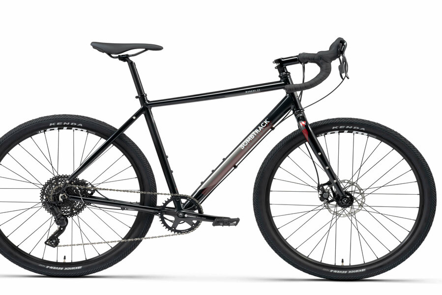 Bombtrack Munroe SG: Die Offroad-beeinflusste Geometrie bietet schnelles Handling über Parkside-Kurzstrecken für diejenigen, die die Stadt mit ein wenig mehr Geschwindigkeit navigieren wollen. Der Aluminiumrahmen und die Gabel sind solide und nachgiebig und profitieren von den für Bombtrack typischen Befestigungspunkten für Gabel, Schutzbleche und Käfig. Die schlauchlosen WTB-Reifen, die auf 650B-Laufrädern montiert sind, eignen sich sowohl für den Einsatz im Gelände als auch auf der Straße, wenn Sie das Rad am Wochenende fahren möchten. Weitere Infos unter: 
<a href="https://www.bombtrack.com/complete-bikes/munroe-sg">www.bombtrack.com</a>