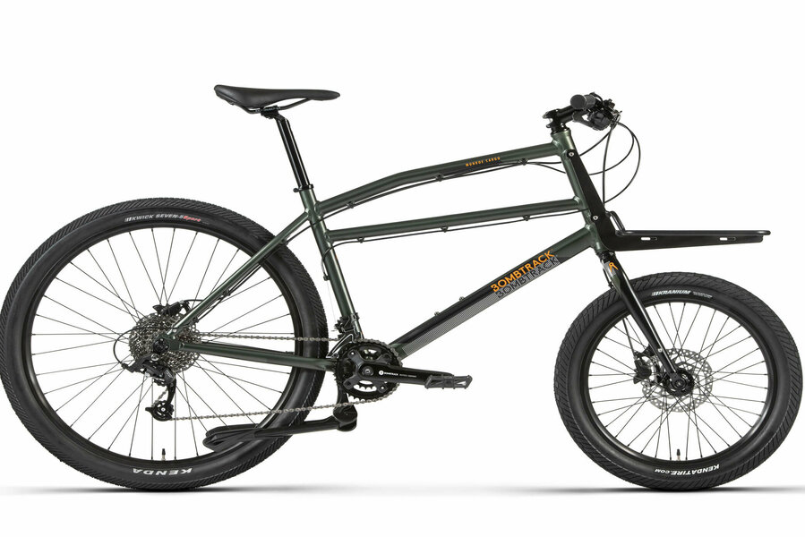 Mit dem ungleichen Laufradpaar des Bombtrack Munro Cargo werden Sie an jeder Kreuzung die Blicke auf sich ziehen. Ein 20-Zoll-Vorderrad sorgt für Stärke, während ein 650B-Hinterrad für Komfort sorgt und die schwersten Lasten erleichtert. Der spezielle Gepäckträger bietet eine Plattform mit einer großzügigen Belastungsgrenze, die das Handling auf verkehrsreichen Straßen nicht beeinträchtigt. Scheibenbremsen sorgen für eine zuverlässige Bremsleistung, unabhängig von der Ladung, und eine Doppelkettenschaltung sorgt dafür, dass Ihnen nie die Gänge ausgehen. Weitere Infos unter: <a href="https://www.bombtrack.com/complete-bikes/munroe-cargo">www.bombtrack.com</a>