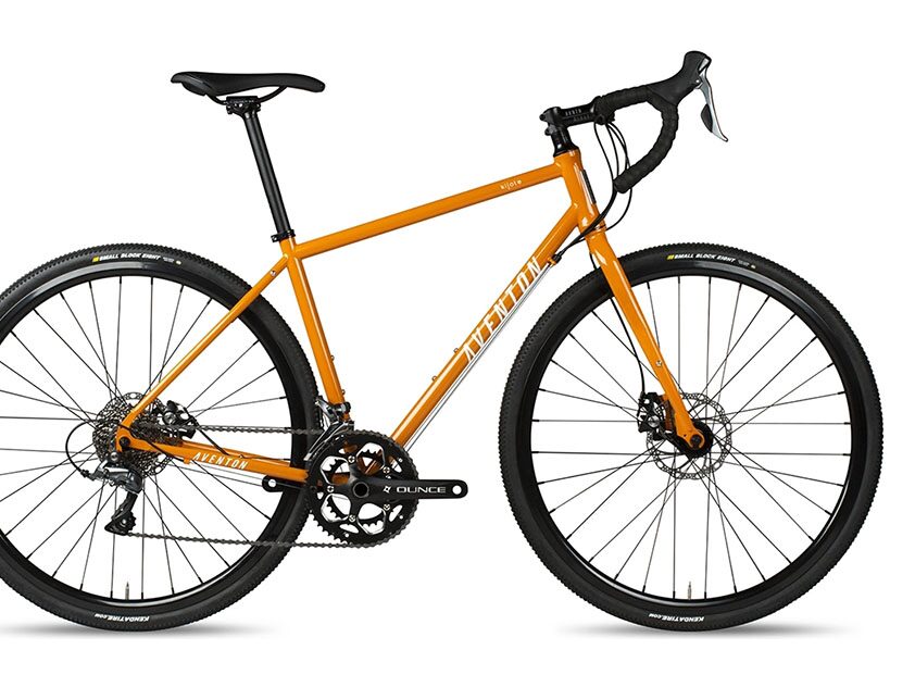 Das AVENTON Kijote Adventure Bike ist das ultimative Fahrrad für alle, die das Abenteuer suchen und sich nicht von vorgegebenen Wegen einschränken lassen wollen. Egal ob Du abgelegene Pfade erkunden oder auf glatten Straßen Tempo aufnehmen möchtest - das Kijote bietet Dir die Freiheit, Deinen eigenen Weg zu wählen. Ausgestattet mit mechanischen Scheibenbremsen und einem robusten, aber dennoch komfortablen doppelt-gestoßenen Chromoly-Stahlrahmen ist dieses Gravel Bike für jede Herausforderung gewappnet. Preis 999,-€. Weitere Infos unter: 
<a href="https://www.aventon.com/blogs/aventon_bikes/video-kevcentral-reviews-the-aventon-kijote-adventure-bike">www.aventon.com</a>