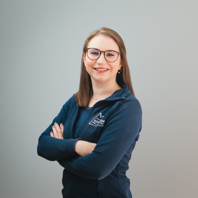 PKA Johanna Aimer | 
Leitung Kosmetik, Beratung und Verkauf, Warenwirtschaft, geprüfte Aroma-Expertin, Fachberaterin für Darmgesundheit
