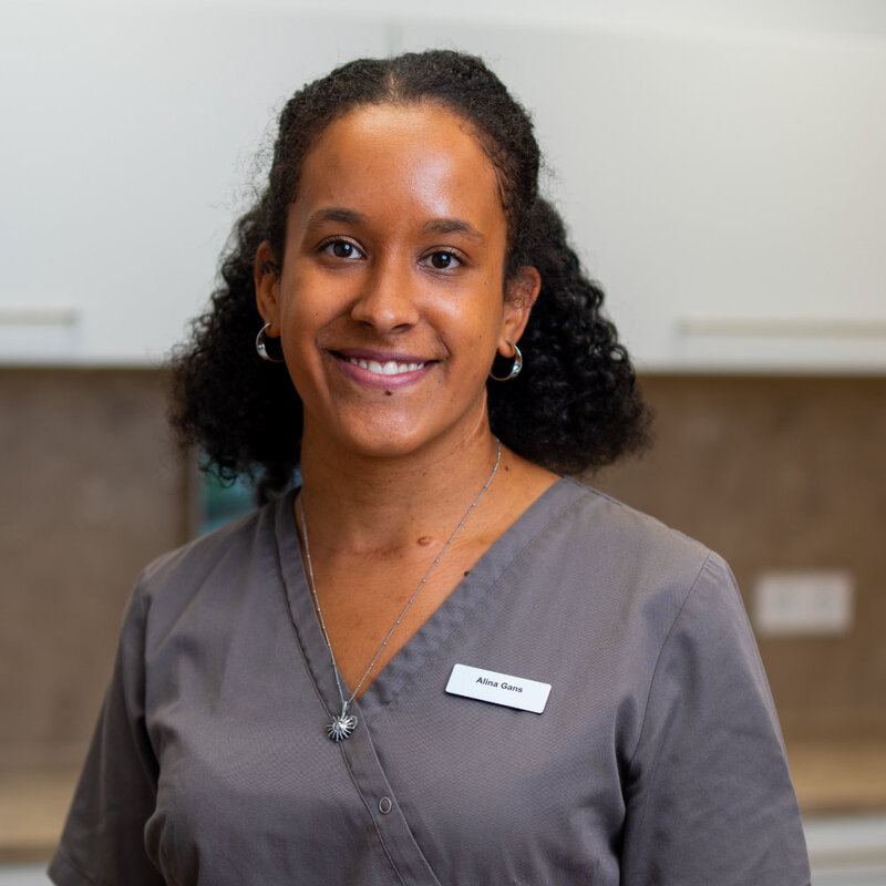 Alina, Rezeptionistin 