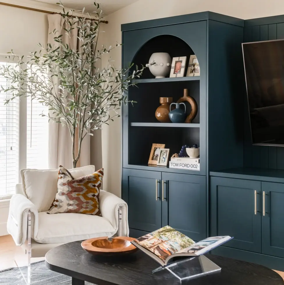 organic and colorful living room design