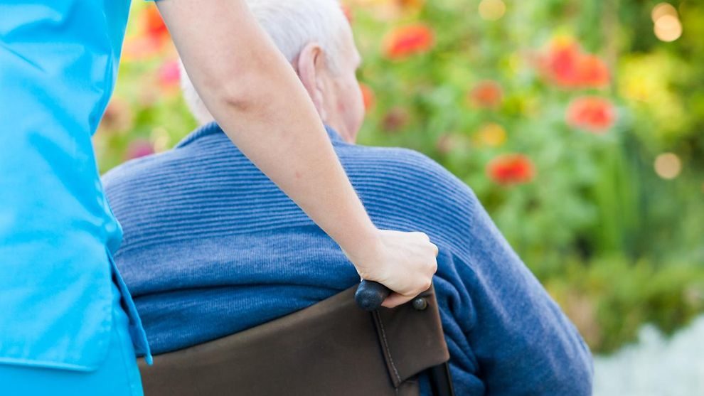 Eine Pflegerin mit einem alten Mann auf dem Rollstuhl in Pflegedienst Umsorga Oliver Schulz GmbH, Berlin